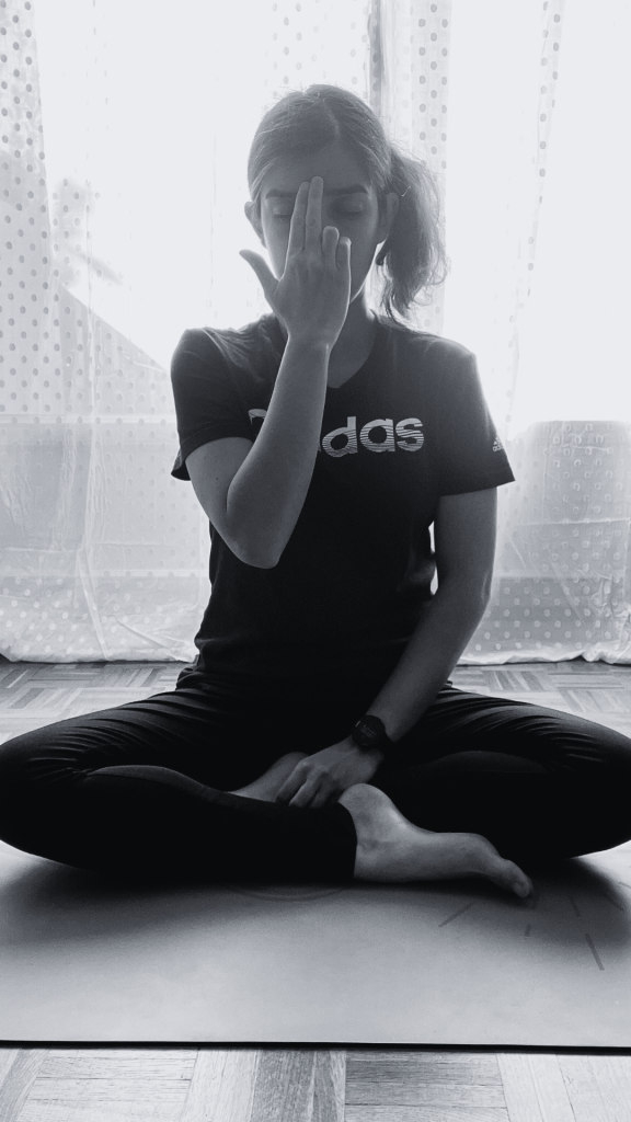 Le pranayama est le contrôle du souffle, propice à la méditation. Il consiste en des exercices de respiration comme nadi shodhana. Cette respiration alternée consiste à respirer alternativement par la narine gauche et la narine droite. Sa pratique est accessible aux débutants qui découvrent le yoga.